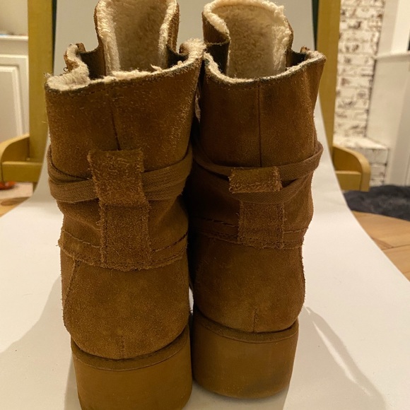 Bearpaw suede sheepskin and wool blend wedge lace up boots tan Size 8 - Picture 3 of 8